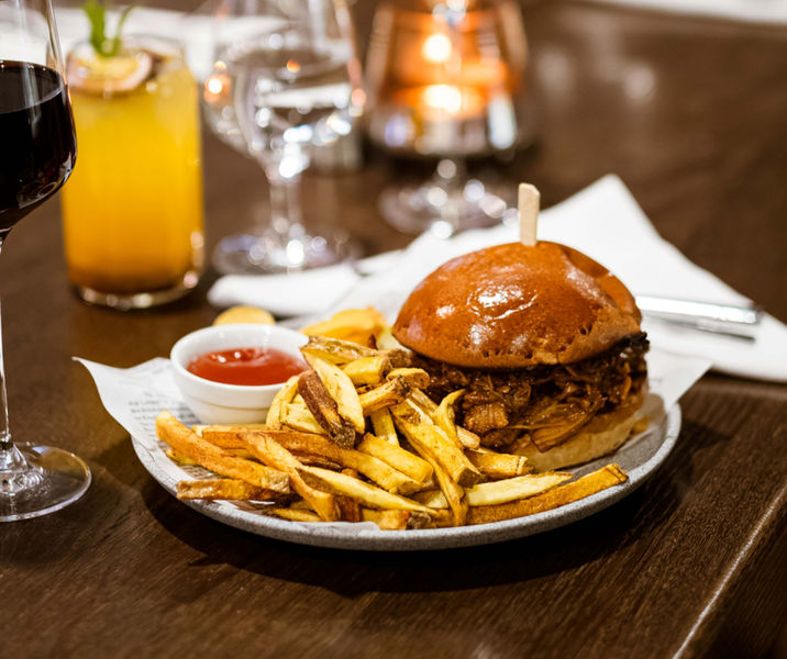 Pulled pork burger s domácimi hranolkami